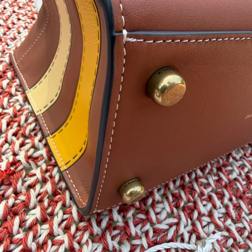 Coach Cashin Carry 22 With Trompe L'oeil Print. NWT. - Picture 7 of 9